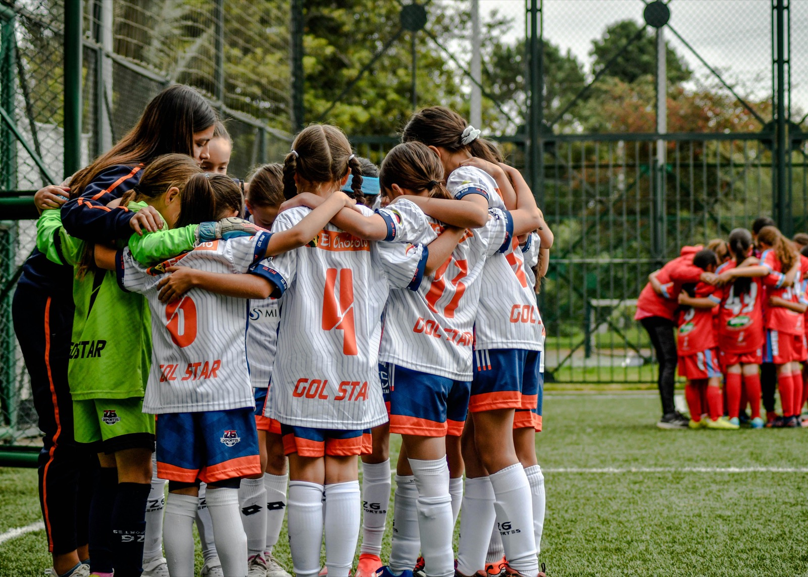 Jeugdteam in een kring op het sportveld